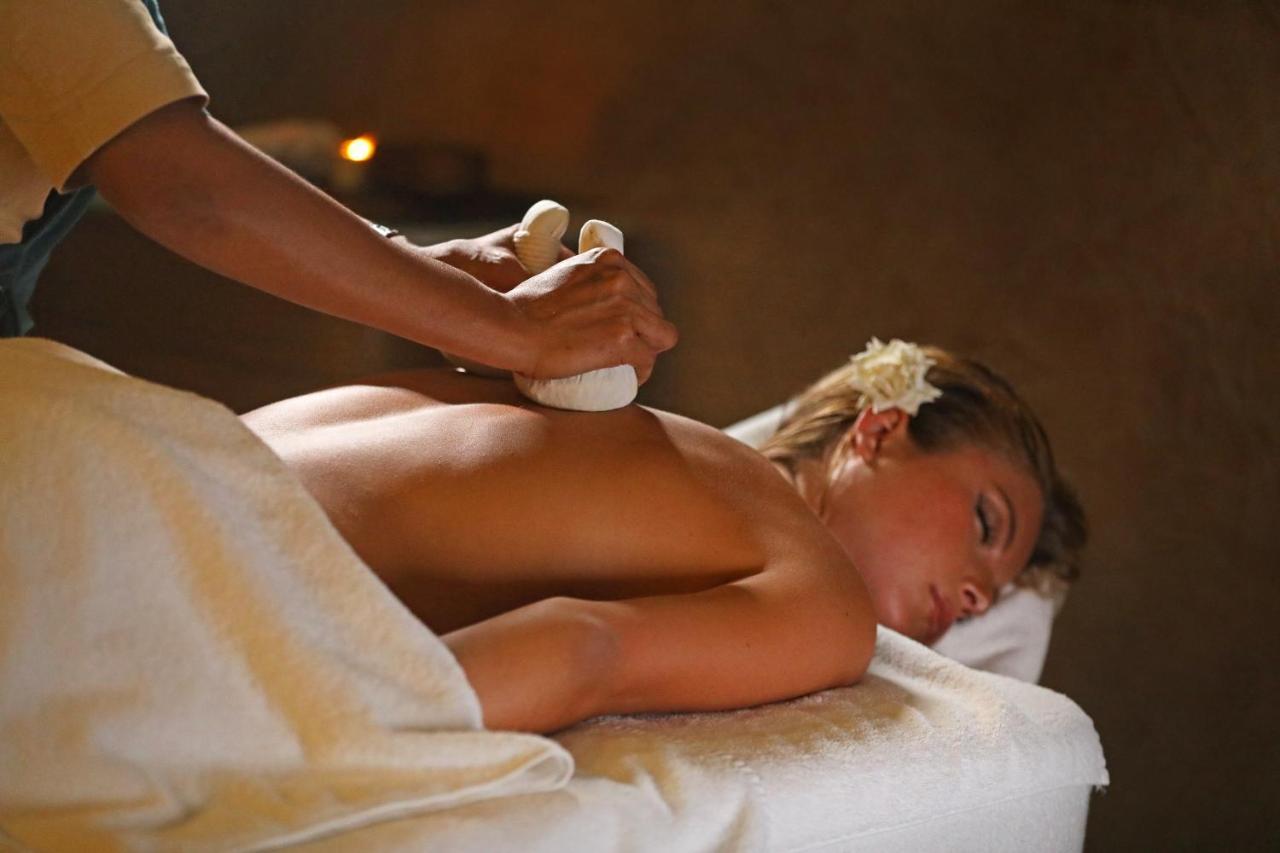 Hotel Jadali & Spa Marrakesz Zewnętrze zdjęcie A woman receiving a massage with hot stones